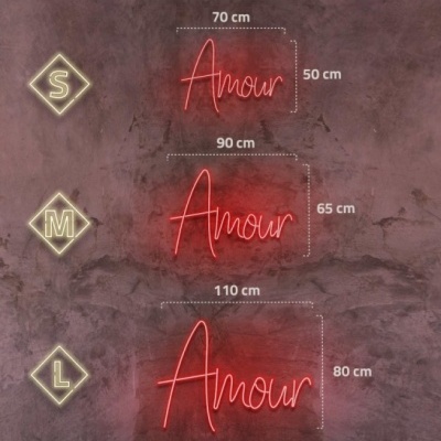 Três letreiros de néon vermelho com a palavra 'Amour' em três tamanhos contra parede cinza