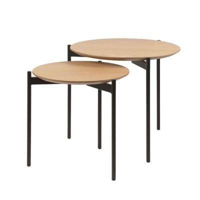 Conjunto de duas mesas redondas de madeira clara com pernas pretas.