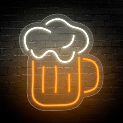 Neon art de caneca de cerveja em parede de tijolos escuros