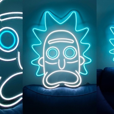 Neon decorativo azul e branco com rosto de Rick de Rick and Morty atrás de sofá escuro