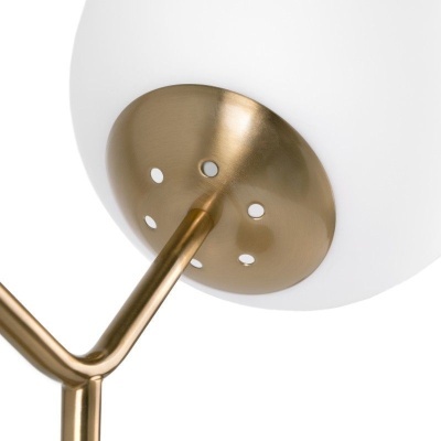 lâmpada com estrutura metálica dourada e cúpula branca fosca