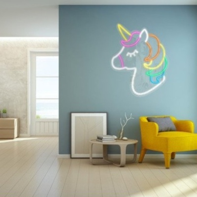 Sala moderna com cadeira amarela e letreiro de néon de unicórnio numa parede azul