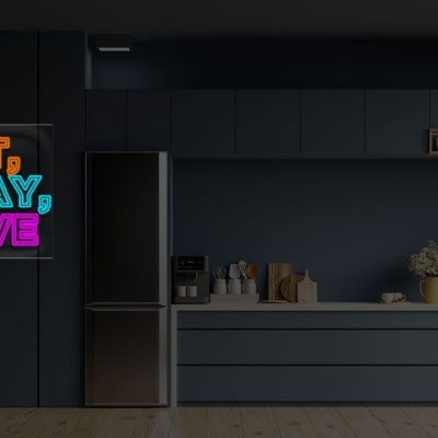 Cozinha moderna cinzenta com letreiro luminoso colorido EAT, PRAY, LOVE