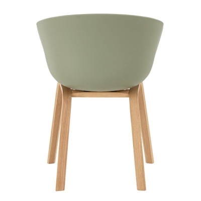 Cadeira moderna com assento verde e pernas em madeira clara