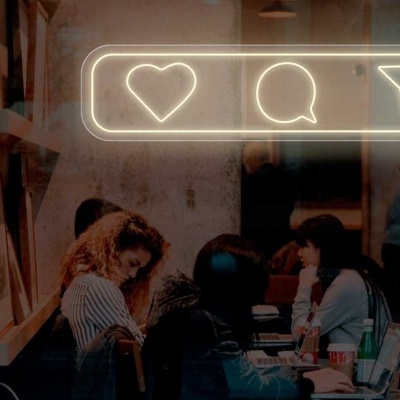 Pessoas em café com sobreposição gráfica de ícones neon