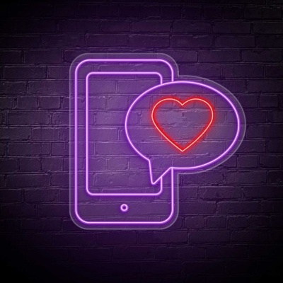 Neon art de smartphone com bolha de chat e coração em fundo de tijolos escuros