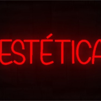 Placa neon vermelha com a palavra ESTÉTICA