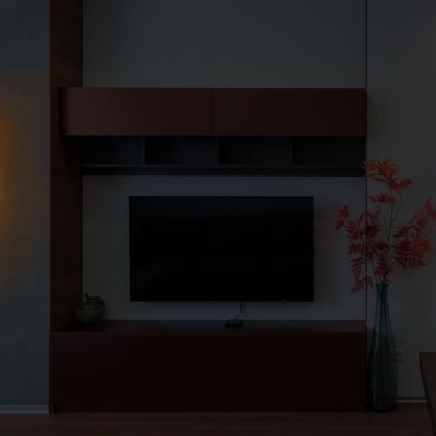 Sala moderna com luminária de néon da máscara do Homem de Ferro na parede