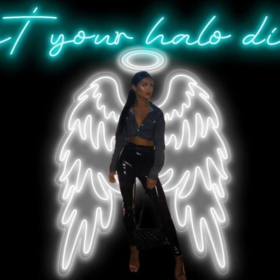 Mulher com asas e halo de néon e texto GET your halo dirty