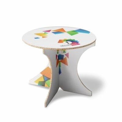 Mesa pequena branca com padrões geométricos coloridos e frase WE CARE no topo