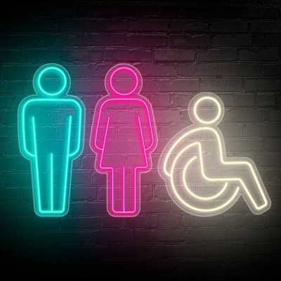 Sinais de neon azul, rosa e branco de figuras masculinas, femininas e de acessibilidade contra uma parede de tijolos escura