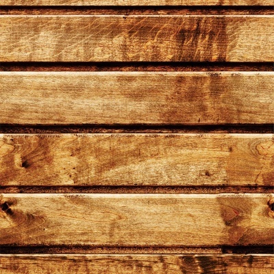 Painel de madeira com tábuas horizontais em tons castanhos