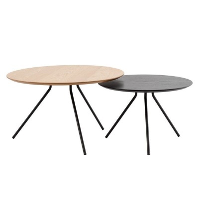 Duas mesas redondas com tampos em madeira clara e preta e pernas pretas finas.