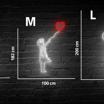 Três silhuetas de criança com balão em coração, com tamanhos S, M e L e suas medidas em cm