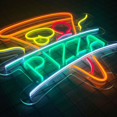 Sinal de néon em forma de fatia de pizza com a palavra PIZZA iluminada