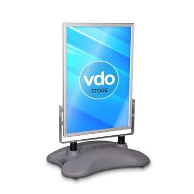 Expositor de sinalética outdoor com anúncio azul 'vdo STORE'