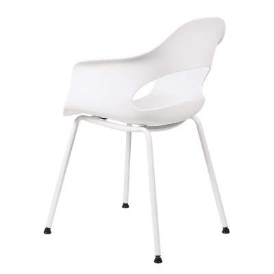 Cadeira branca moderna com pernas metálicas e design curvo