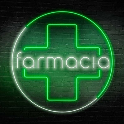 Letreiro de néon com cruz verde e palavra 'farmácia' em néon branco