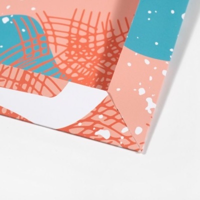 Canto de moldura com padrão geométrico colorido e salpicado