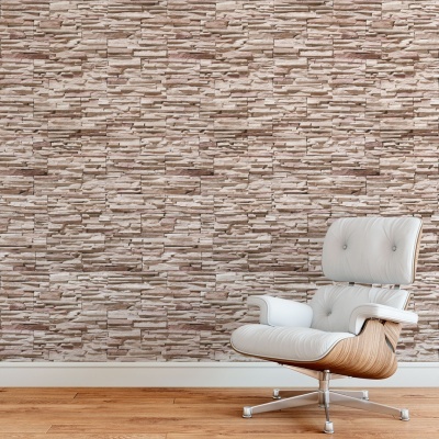 Cadeira branca com estrutura de madeira junto a parede com papel de parede efeito pedra