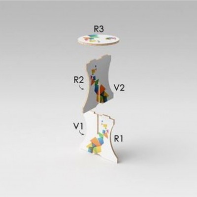 Objeto torre branco com padrões geométricos coloridos e etiquetas R1, R2, R3, V1, V2