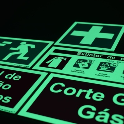Sinalização fotoluminescente de segurança com símbolos e texto em português