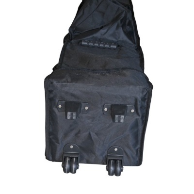 Mala preta com rodas duplas vista pela parte inferior