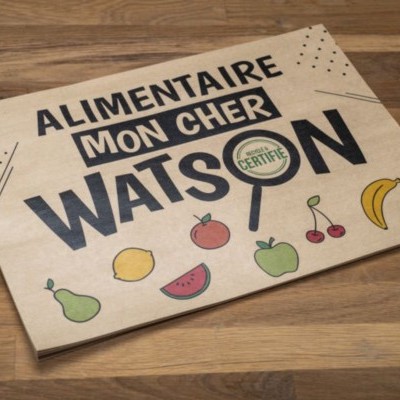 Caixa de papelão decorada com texto e ilustrações de frutas sobre mesa de madeira