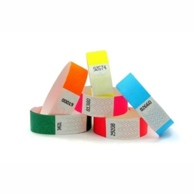 Pulseiras de papel coloridas com códigos numéricos
