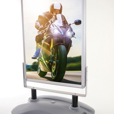 Suporte de publicidade com imagem de motociclista numa mota