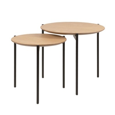 Duas mesas redondas em madeira clara com pés pretos