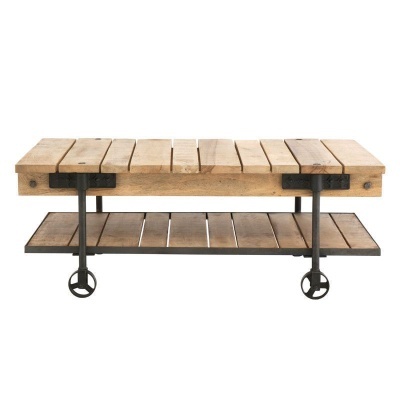 Mesa de centro rústica de madeira com estrutura metálica e rodas