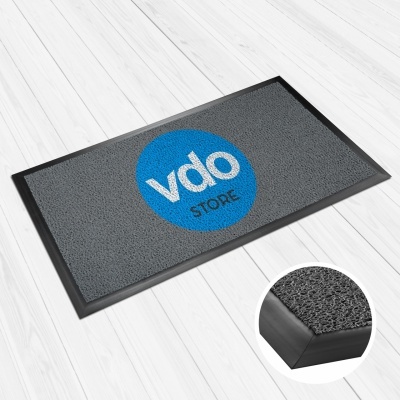 Tapete retangular cinzento com logótipo azul e texto 