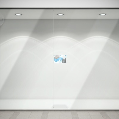 Montra de loja branca com pequeno cartaz azul e branco ao centro