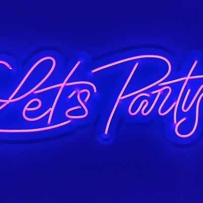 Let’s Party em neon rosa sobre fundo azul escuro