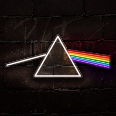 Desenho luminoso de prisma triangular com feixe branco que se transforma em arco-íris numa parede preta