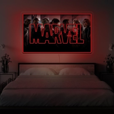 quadro decorativo iluminado com texto MARVEL em quarto com cama e mesas de cabeceira