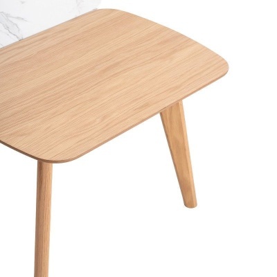 Mesa de madeira clara com tampo retangular arredondado e pernas afiladas