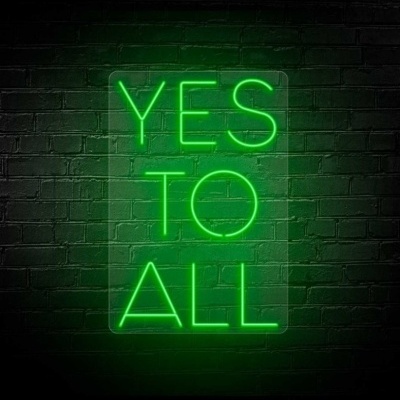 Sinal de néon verde com as palavras 'YES TO ALL' em parede de tijolos