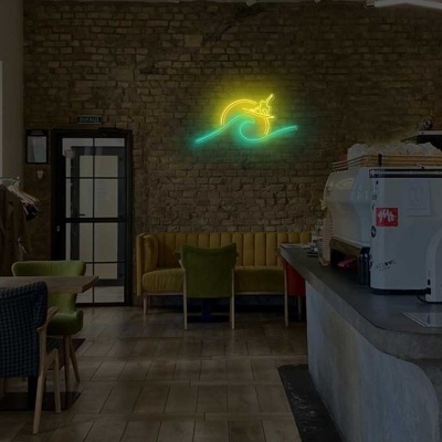 Interior de café com balcão, mesas, cadeiras e letreiro de néon