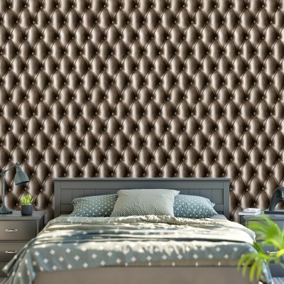 Quarto com cama cinzenta, papel de parede acolchoado castanho e mesas de cabeceira com candeeiros.