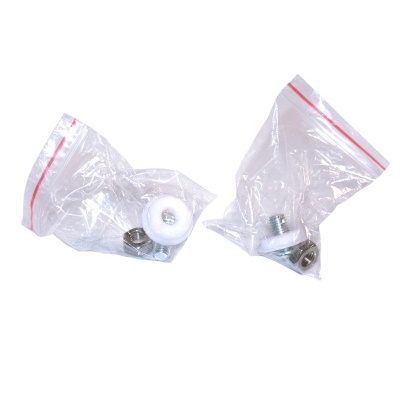 Dois sacos plásticos transparentes com parafusos, porcas e peça branca