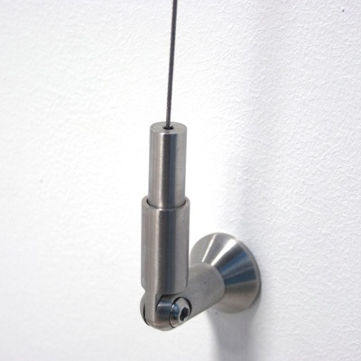 Suporte metálico prateado de parede com cabo de aço pendurado