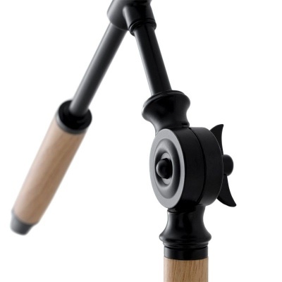 tripé com pernas de madeira clara e mecanismo preto ajustável