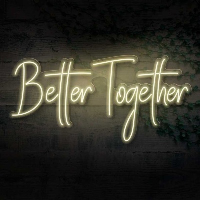 Letreiro luminoso em néon com as palavras 'Better Together' em luz branca