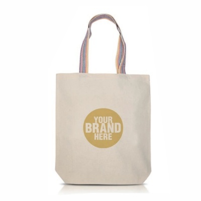 Mala de tecido cru com alças coloridas e círculo amarelo com texto branco