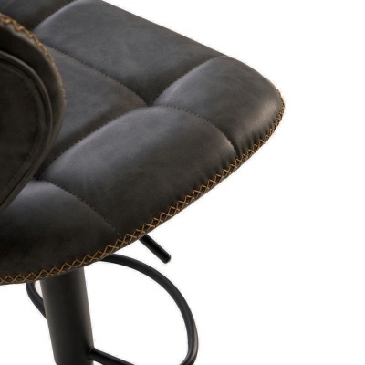 Cadeira de bar preta em couro com costura castanha e estrutura metálica