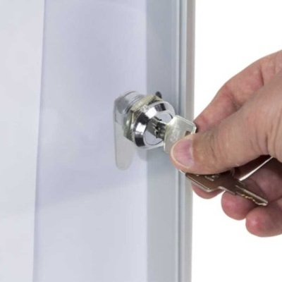 Chave inserida em fechadura metálica numa porta branca