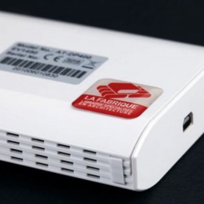 Leitor de cartões branco com etiquetas e portas USB