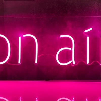 Sinal luminoso néon cor-de-rosa com texto 'Con air'